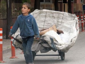 Yaşıtları Bayram Kutlarken, Onlar Ekmek Parası Kazanmak İçin Sokağa Çıktı