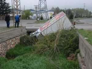 Otomobille Çarpışan Kamyonet Kanala Uçtu: 2 Yaralı