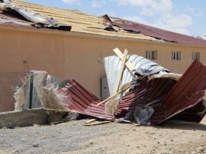 Rüzgar Çatıları Uçurdu