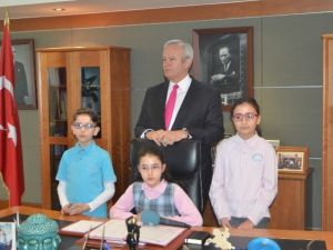 Başkan Hayri İnönü Koltuğunu Çocuklara Devretti