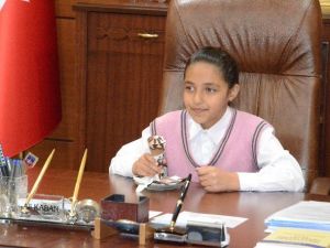 Valinin Koltuğuna Oturdu, Kendisi Ve Arkadaşları İçin Dondurma İstedi