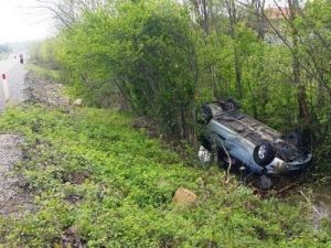 Otomobil Şarampole Yuvarlandı: 2 Yaralı