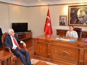Vali Alimoğlu Koltuğunu 3 Öğrenciye Devretti