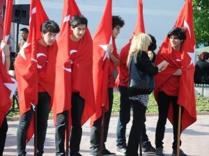 Törenlerde Öğrenciler Üşümemek İçin Bayraklara Sarıldılar
