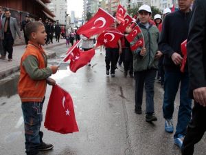 Yaşıtları Bayram Yaptı, Efe Bayrak Sattı