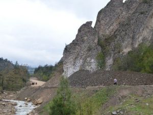 Yol Genişletme Çalışmaları Devam Ediyor