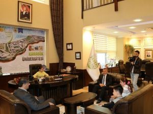 Rektörlük Koltuğuna İlkokul Öğrencileri Oturdu