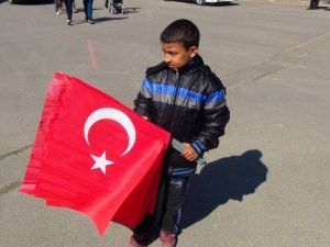 Herkes Bayram Sevincini Yaşarken O Bayrak Satarak Okul Harçlığını Çıkardı