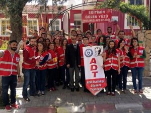 Gönüllü Öğrenciler 23 Nisan’da Okul Boyadı