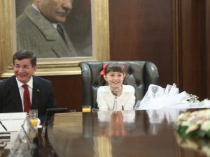 Başbakan Davutoğlu, Koltuğunu İlkokul Öğrencisi Pelin Su Topraksoy’a Devretti