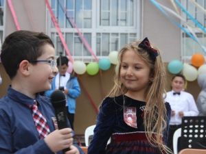 Minik Öğrenci Şiir Okurken Gülme Krizine Girdi