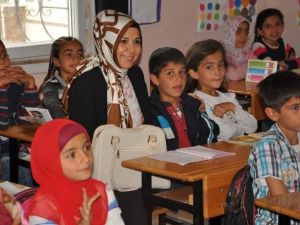 Zeliha Su, Öğrencilere Diş Fırçası Ve Macunu Dağıttı