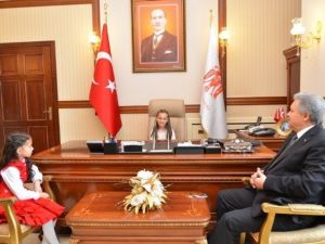 Vali Kahraman Makamını Çocuklara Devretti