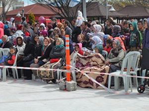 Çocuklarını, Battaniyeye Sarınarak İzlediler