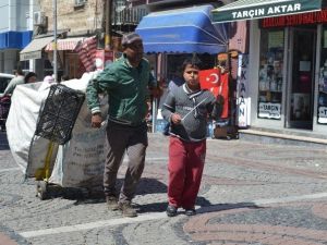 Herkes Bayrama O Karton Toplamaya