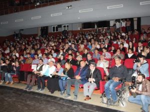 “Püf Noktası”, İzleyenler Tarafından Ayakta Alkışlandı