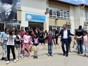 Başkan Uysal, 23 Nisan’ı Çocuklarla Kutladı