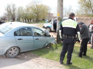 Otomobil Elektrik Direğine Çarptı: 1 Yaralı