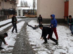 23 Nisan’da Çocukların Kartopu Keyfi