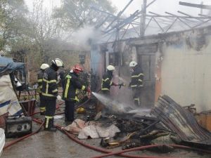 Elektrik Kontağından Çıkan Yangın 3 Aileyi Evsiz Bıraktı