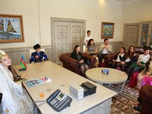 Biri Türk Biri Azeri Öğrenciler, Başkan Kocadon’un Koltuğuna Oturdu