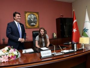 Başkan Dündar, Koltuğu Çocuklara Bıraktı