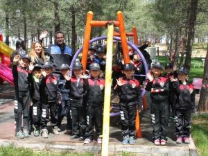 Polisler Öğrencilerle Bir Araya Geldi