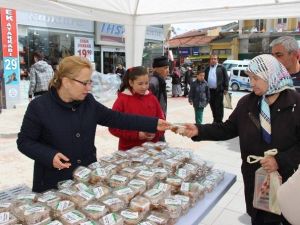 Bolu Belediyesi Regaip Kandili Dolayısıyla Belediye Önünde Lokma Dağıttı