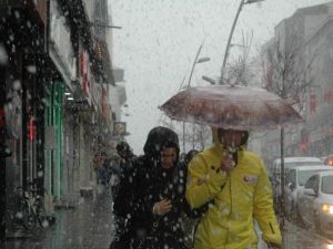 Erzurum’a 23 Nisan Günü Kar Yağdı
