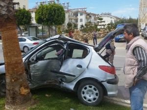Antalya’da Otomobiliyle Orta Refüjdeki Ağaca Çarpan Sürücü Hayatını Kaybetti