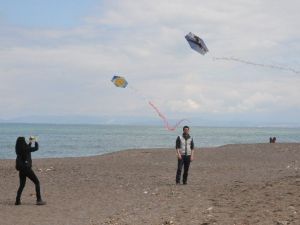 Çocuklar Sahilde Uçurtma Uçurdular
