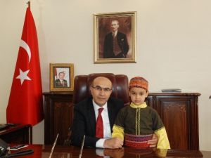 Miniklerden Vali Demirtaş’ A 23 Nisan Ziyareti