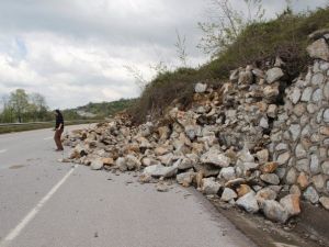 D-100 Karayolunda Çökmeler Devam Ediyor