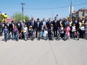 Biga Fenerbahçeliler Derneği Çocuklara Bisiklet Dağıttı