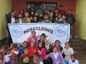 Köy Çocuklarına Kütüphane Armağan Ettiler