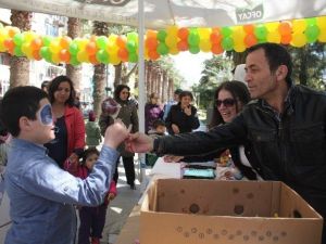 Dernekten Çocuklara Elma Şekeri, Kitap Ve Fidan