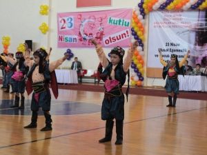 Minik Öğrencilerin Gösterileri Ayakta Alkışlandı