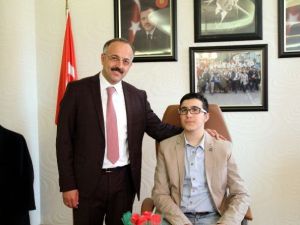 Türkiye’de İlk Defa Bir Belediye Başkanı Koltuğunu Otizmli Çocuğa Bıraktı