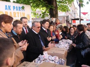 AK Parti Kadın Kolları Kandil Simidi Dağıttı