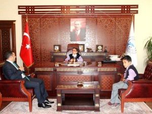 Kaymakam Yaşar Koltuğunu Öğrencilere Devretti