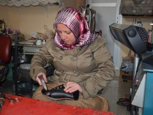 3 Çocuk Annesi Kadın 17 Yıldır Ayakkabı Tamiri Yapıyor