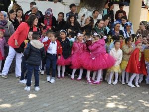 23 Nisan Şenliğinde Üşüyen Arkadaşını Montuna Sardı