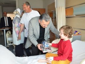 Vali Ayyıldız 23 Nisan’da Çocuk Hastaları Sevindirdi