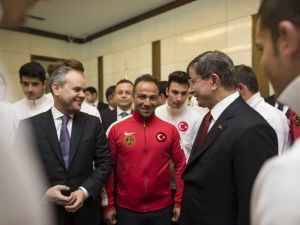 Başbakan Davutoğlu Dünya Şampiyonlarıyla Buluştu