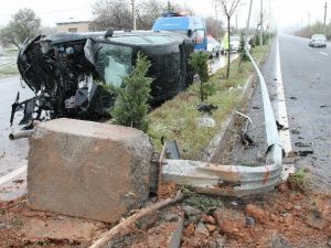 Otomobil, Beton Direği Yerinden Söktü: 4 Yaralı