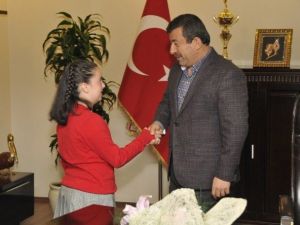 Başkan Karabacak Makamını Minik Halefine Devretti