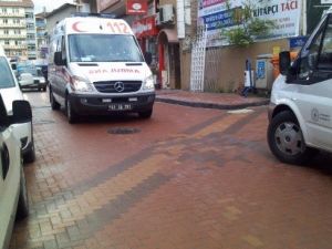 Hastaya Giden Ambulans Dakikalarca Bekledi