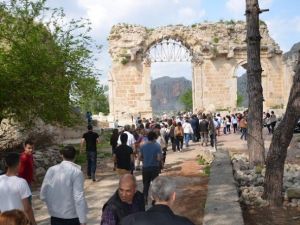 Anavarza Antik Kenti Halka Açıldı