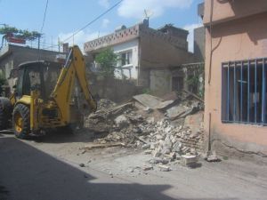 Seyhan’da Kaçak Ve Riskli Binalar Yıkılıyor