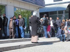 Toplu Konut Müracatları Banka Önünde Kuyruk Oluşturdu